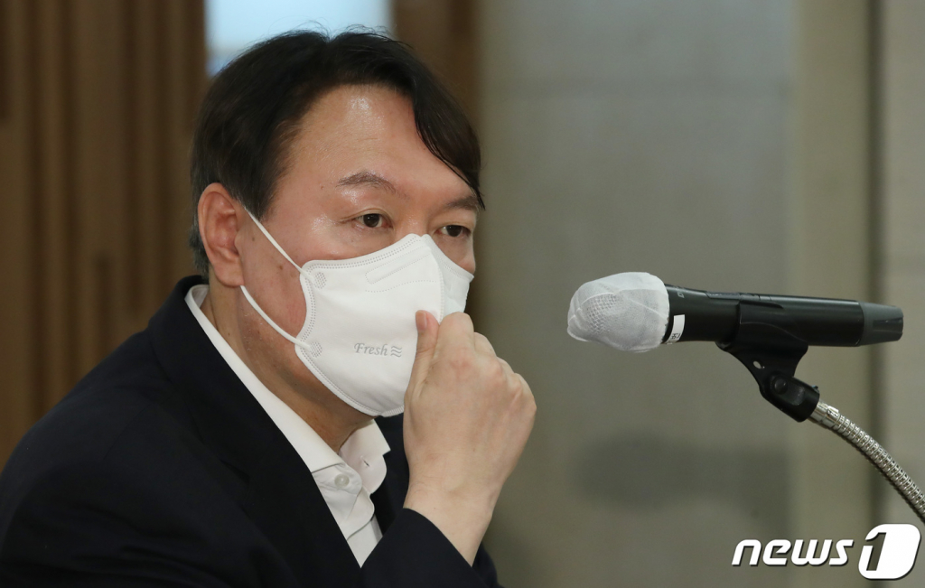 윤석열 부인이 쥴리?…진중권 "재력가의 딸, 개연성 없어" - Vimarsana News