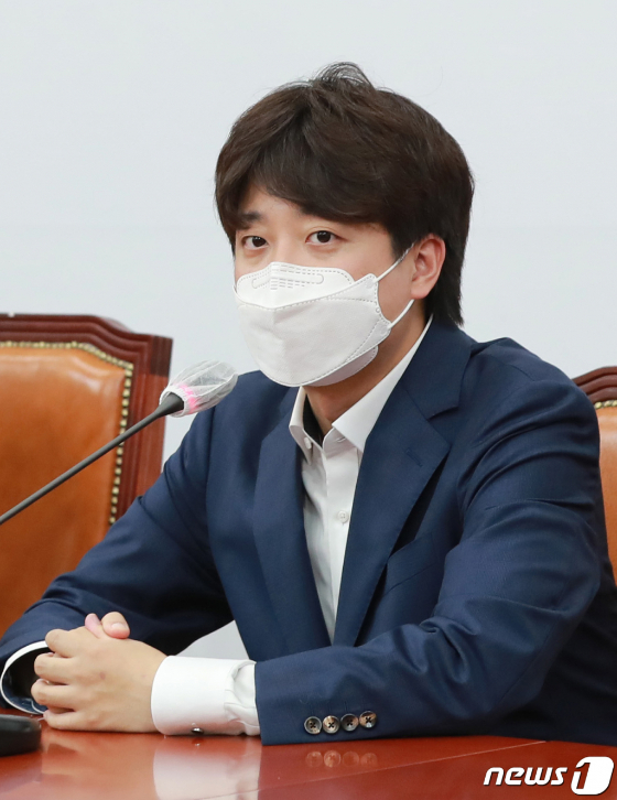 이준석 "윤석열 의혹 덮으려 통일부 폐지 꺼냈다고? 봉숭아 학당" - Vimarsana News