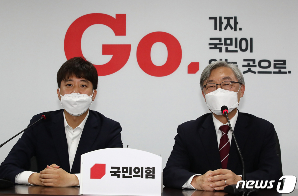 "뚜벅뚜벅 가겠다" 최재형의 승부수…국민의힘 전격 입당 - Vimarsana News