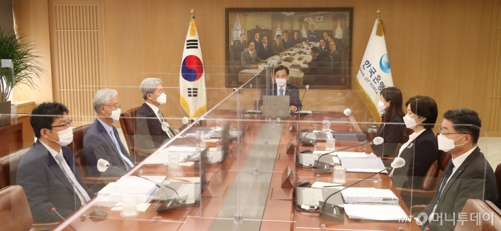 [전문] 한은 "코로나 상황 보면서 통화완화 조정 여부 판단" - Vimarsana News