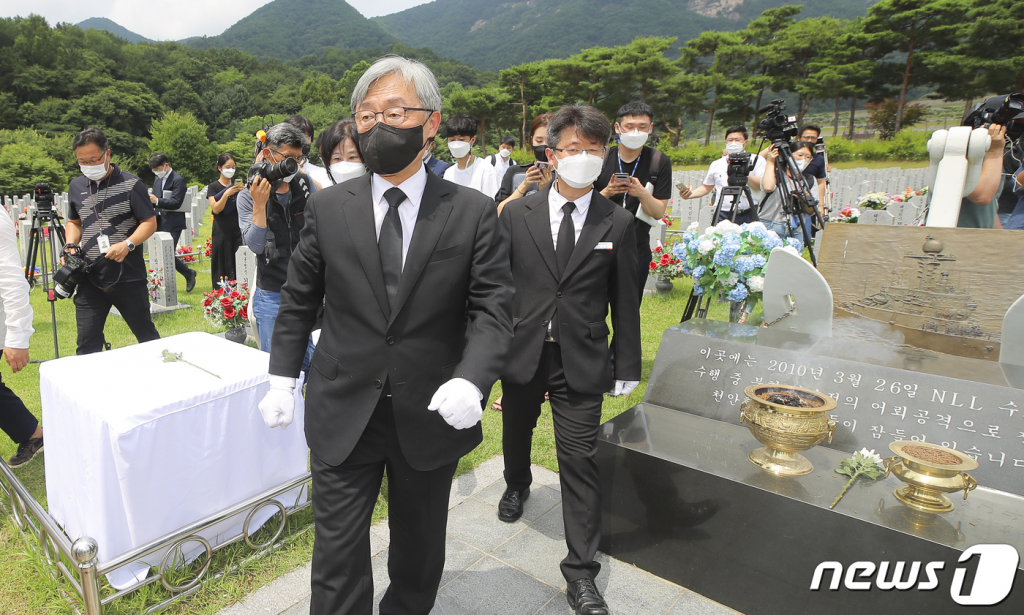 최재형, 첫 공개일정 '김미애와 봉사'…"감동으로 승부한다" - Vimarsana News