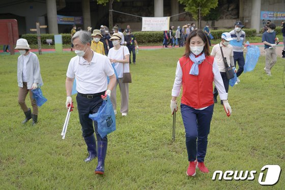 최재형, 부산서 쓰레기 봉사로 첫 발...'감동 스토리'로 승부 - Vimarsana News
