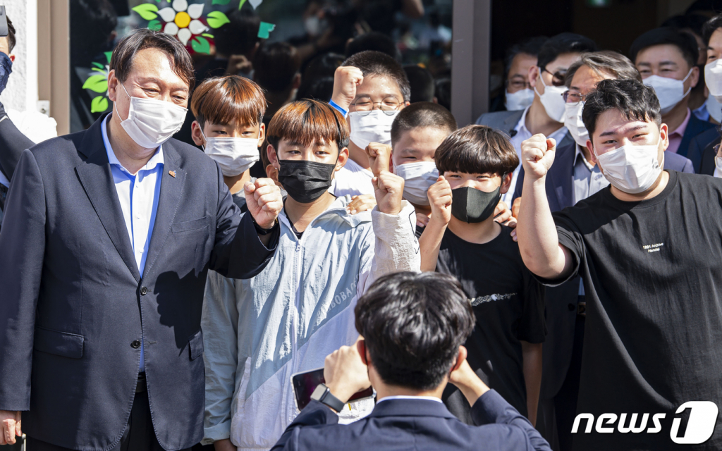 윤석열, 韓선수들 깜짝배웅?…尹 측 "인천공항 안 갔다, 내부 혼선" - Vimarsana News