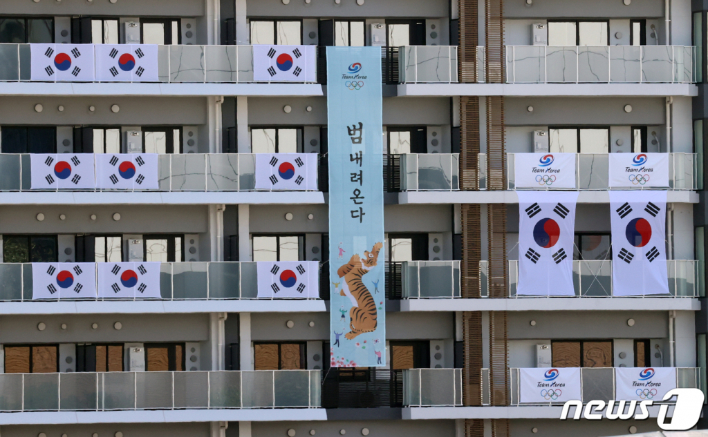'범 내려온다'…윤서인 "조국인게 슬퍼" vs 서경덕 "겁 났나" - Vimarsana News