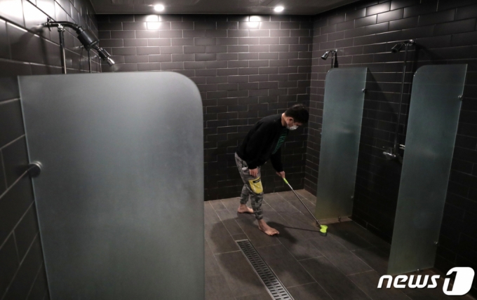 '수도권 4단계' 2주 더…골프장 샤워금지, 결혼식은 친구 허용 - Vimarsana News