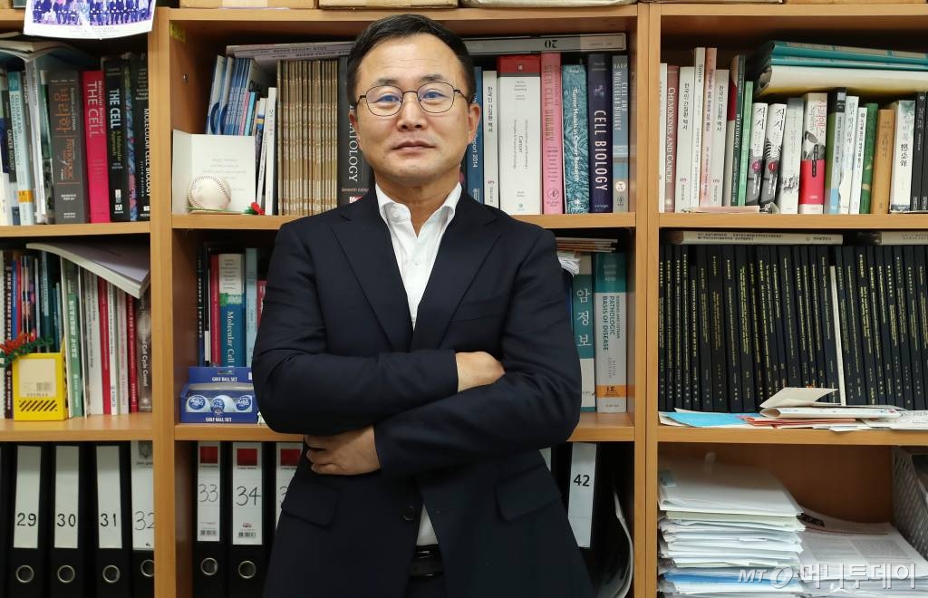 의대 교수가 찾아낸 분자표적 치료물질...난치성 질환 잡는다 - 뉴스 썸네일 이미지