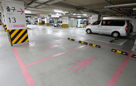 어둡고 음습한 주차장?..이젠 미래 모빌리티 격전장 된다 - 뉴스 썸네일 이미지