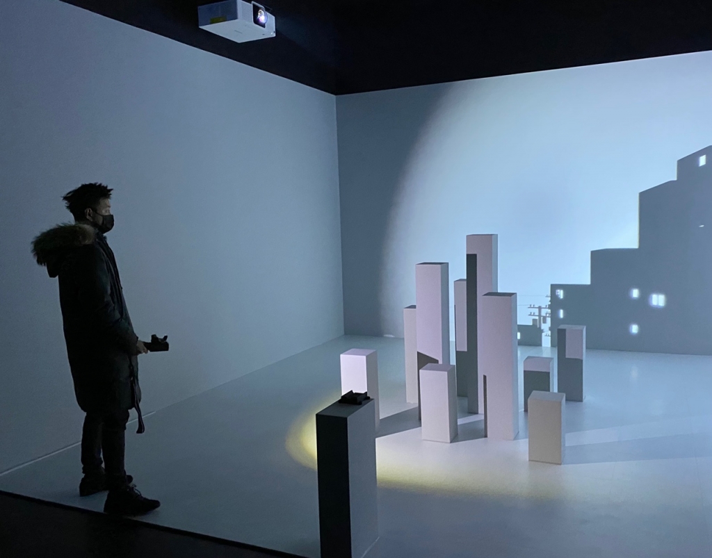 "어려운 예술 아니라 놀이"…홍대에 뜬 문준용 '증강 그림자' - 뉴스 썸네일 이미지