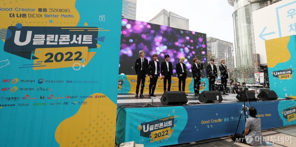 �׷� ŷ���� 17�� ���� ���� �߱� û�豤�忡�� ���� �Ӵ������̿� ����������ȸ, �ѱ�����������ȸ�����(NIA)�� �����ϰ� ����� ���� �Ŀ��ϴ� '2022 uŬ�� �ܼ�Ʈ'���� ���� ���븦 �����̰� �ִ�. /����=���ּ� ���� hwijpg@