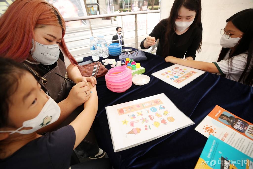 17�� ���� ���� �߱� û�豤�忡�� ���� �Ӵ������̿� ����������ȸ, �ѱ�����������ȸ�����(NIA)�� �����ϰ� ����� ���� �Ŀ��ϴ� 2022 uŬ�� �ܼ�Ʈ ü�踶���� ����ǰ� �ִ�. /����=���ּ� ���� hwijpg@