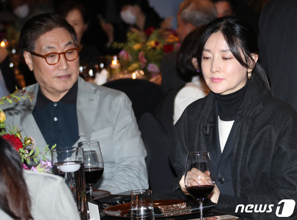 이영애, '재산 2조' 70대 남편과 포착…깜짝 놀란 '동안 외모' - 머니투데이