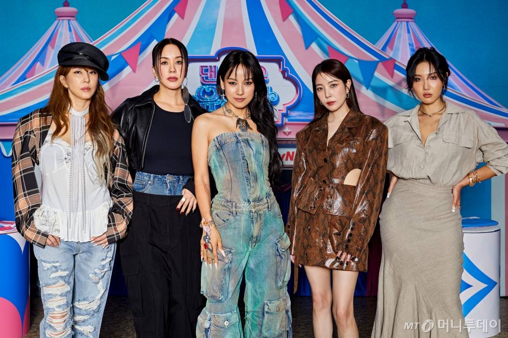"돈 주고 갔더니 방청객 취급"…관객들 폭발한 '댄스 유랑단' 무슨 일 ...