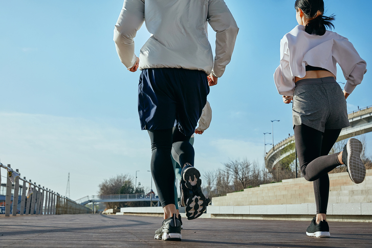 걷기만 해도 '발전'하는 세상...배터리 고민 해결할 '이 기술' 뜬다 - 뉴스 썸네일 이미지