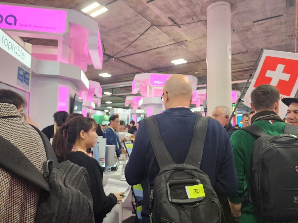 "우와!" 함성 터졌던 한강 드론쇼...해외서도 깜짝 'CES 혁신상'[르포] - 뉴스 썸네일 이미지