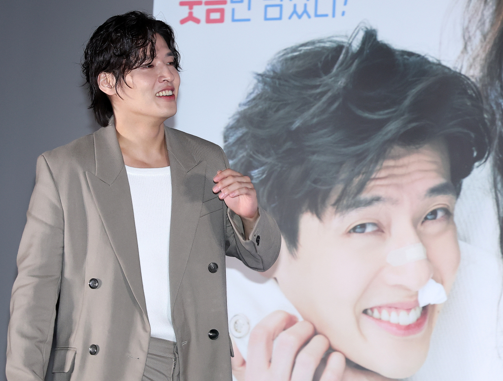 '모범납세자' 배우 강하늘·신혜선, 대통령 표창 받았다 - 뉴스 썸네일 이미지