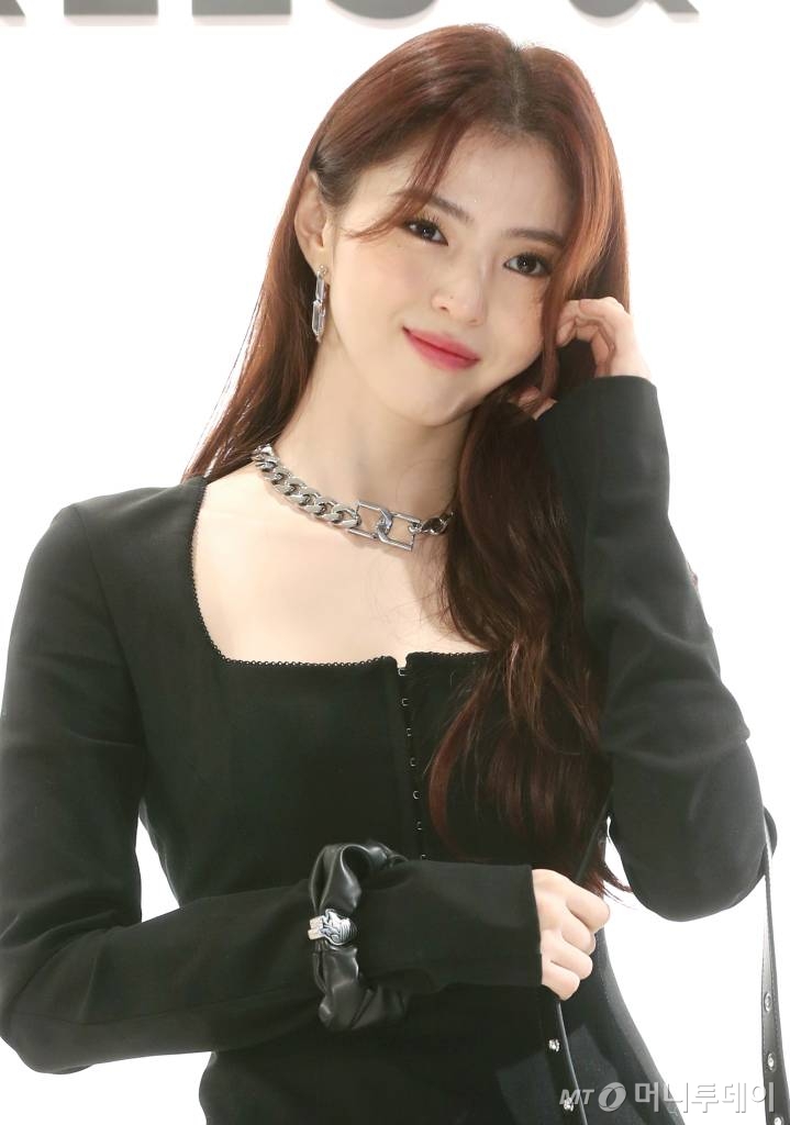 Online Controversy Over Musician'S Photos - 6yolqrg