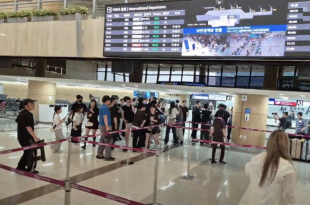 "팬들 안 보이네" 썰렁…'완전체' 뉴진스 모였는데도 텅 빈 출국장 - 뉴스 썸네일 이미지