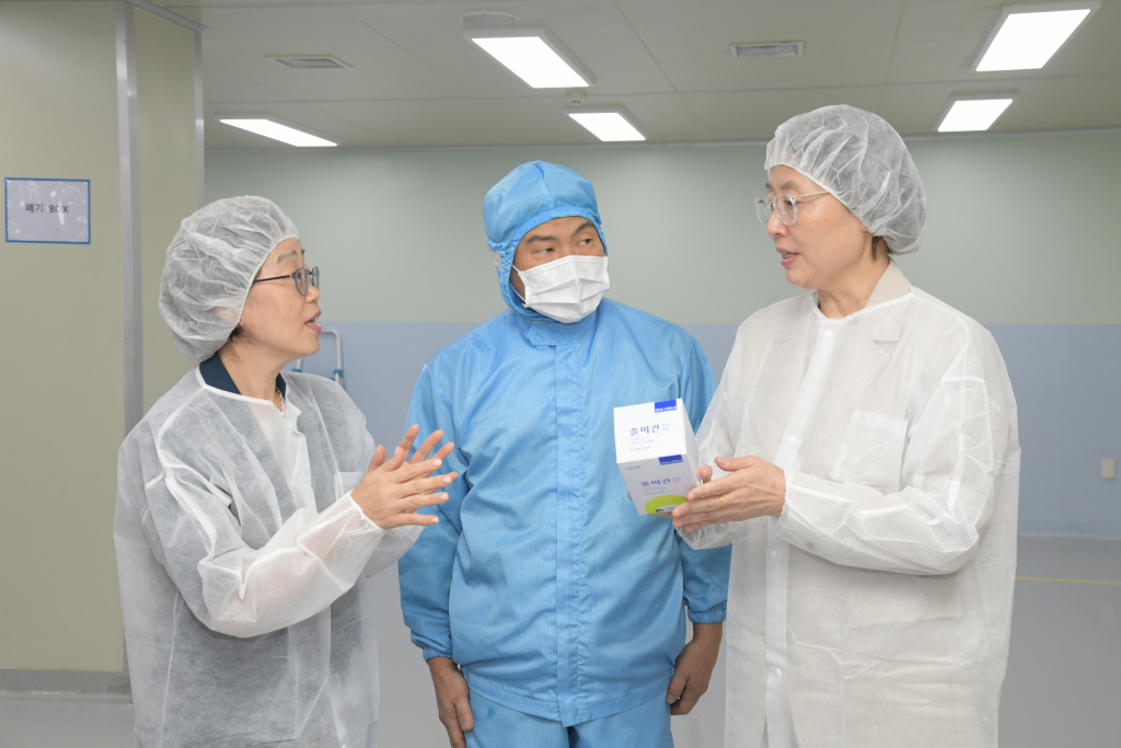 식약처, 코로나19 대비 감기약 생산 현장 방문…애로사항 청취
