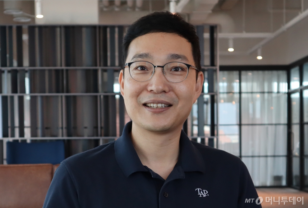 스타트업과 함께 뛰는 AC &quot;신입 직원 운동화 사주는 이유는...&quot; - 뉴스 썸네일 이미지