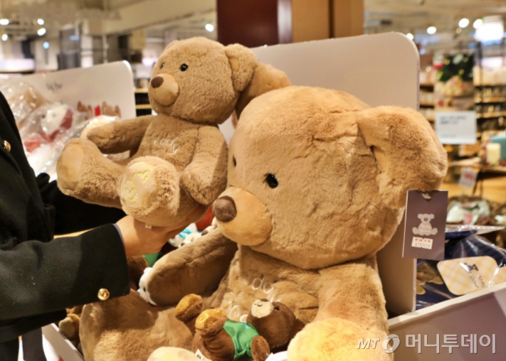 뽀로로, 테디베어...서울대·카이스트 출신이 봉제공장 차린 이유 - 뉴스 썸네일 이미지