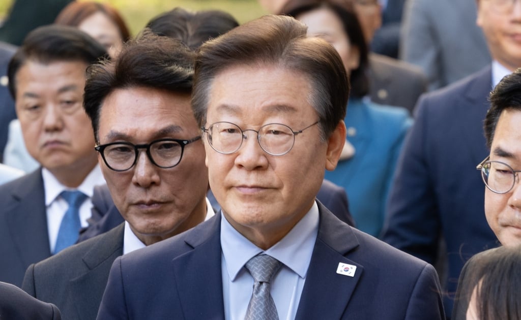 Lee Jae-myung Appears in Court for Perjury Case, Remains Silent to Press