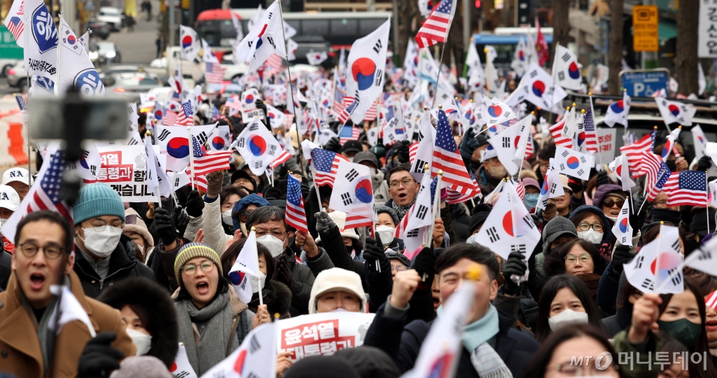 尹 지지자들 오열·분신까지…정신건강 전문의, 우려 섞인 경고