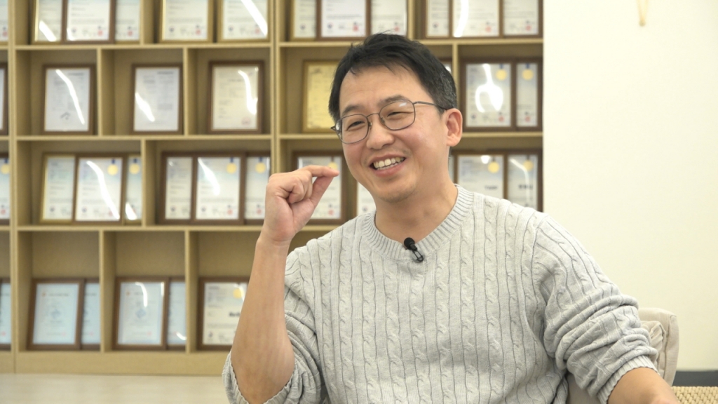 척척 나르고, 졸졸 따르고…자율 물류로봇 만든 쌍둥이형제의 꿈