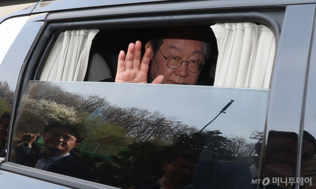 상한가 꽉 채운 정치테마주…기관·외인 매수에 코스피 상승 마감