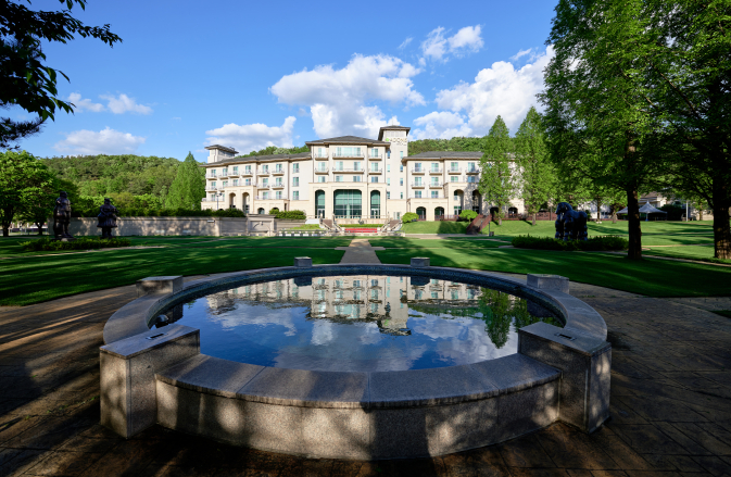 호텔 전 객실 '아트룸 변신'..다이브인그룹, 아도니스 호텔과 협업 - 뉴스 썸네일 이미지