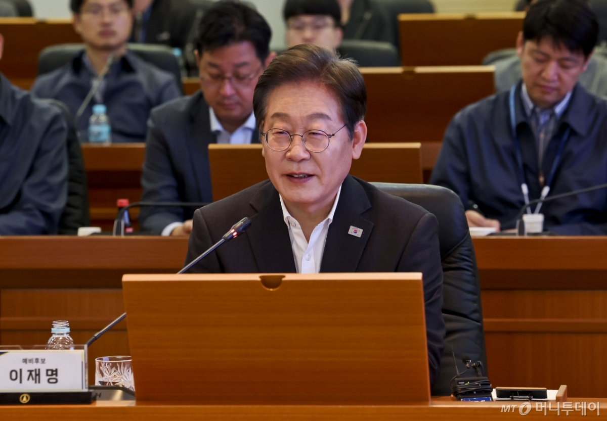 (대전=뉴스1) 국회사진취재단 = 이재명 더불어민주당 대선 경선 후보가 17일 오전 대전 유성구 국방과학연구소에서 열린 현장간담회에서 발언을 하고 있다. 2025.4.17/뉴스1  Copyright (C) 뉴스1. All rights reserved. 무단 전재 및 재배포,  AI학습 이용 금지. /사진=(대전=뉴스1) 국회사진취재단