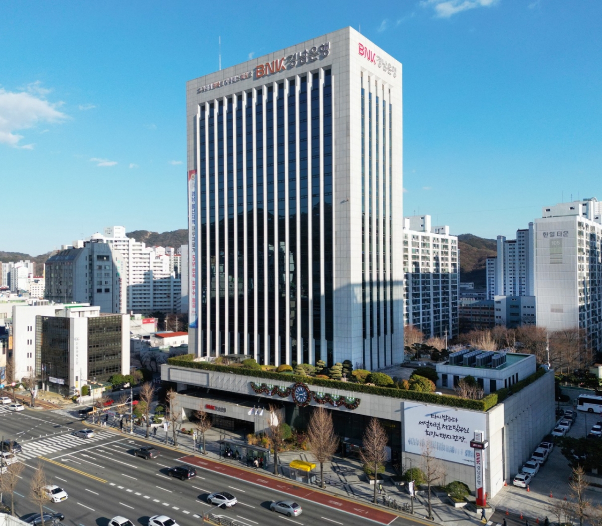 BNK금융 1분기 순이익 33% 감소…지역 경제 영향 분석