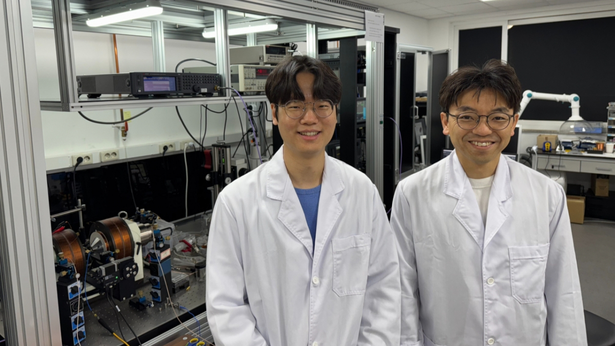 KAIST, 세계 최초 자성체 기반 양자컴퓨터 핵심 기술 '광자-마그논 하이브리드 칩' 성공 개발! 미래 기술 혁신 이끌다