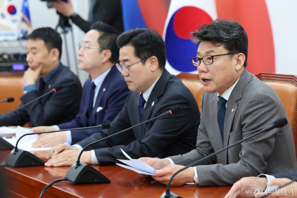 (서울=뉴스1) 안은나 기자 = 진성준 더불어민주당 정책위의장이 29일 오전 서울 여의도 국회에서 열린 원내대책회의에 참석해 발언하고 있다. 2025.4.29/뉴스1  Copyright (C) 뉴스1. All rights reserved. 무단 전재 및 재배포,  AI학습 이용 금지. /사진=(서울=뉴스1) 안은나 기자