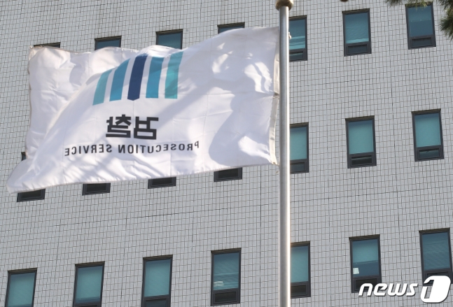 "이게 첨단기술"...상장사 3곳 연쇄 주가 조작한 일당 구속기소 - 뉴스 썸네일 이미지