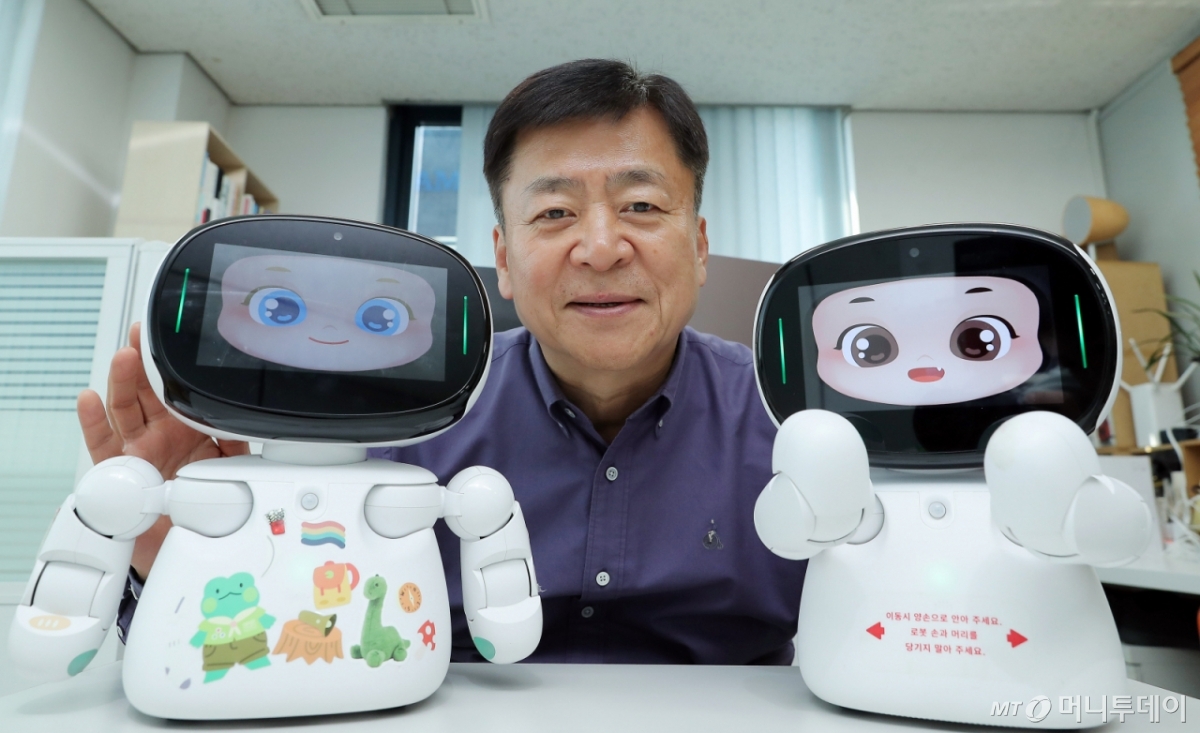 "살려줘" 혼자 사는 어르신 비명...다정한 친구에서 영웅 된 AI 로봇 - 뉴스 썸네일 이미지