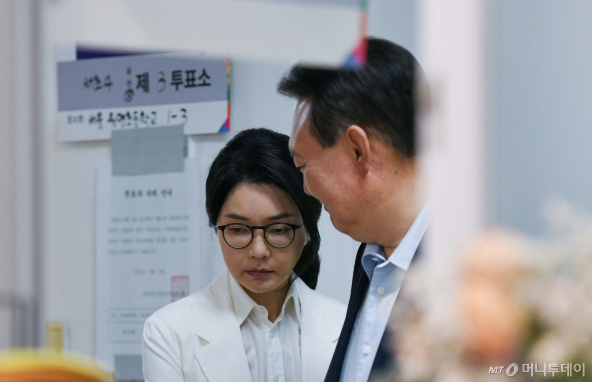 김건희 여사가 지난 3일 서초구 제3투표소에서 투표를 하기 위해 줄을 서고 있다./사진=뉴스1.