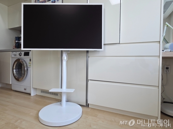 작은 공간도 넓게! 혼족 필수템, 삼성 ‘무빙 스탠드’ TV로 공간 활용 극대화