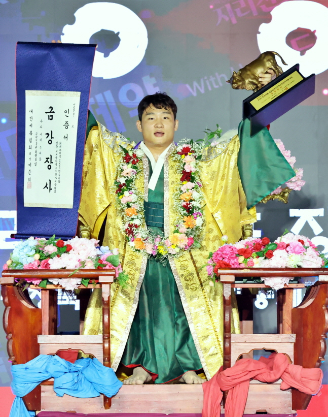 수원시청 김기수, '또 금강장사 올랐다' 3연속 쾌거... 통산 9회 꽃가마