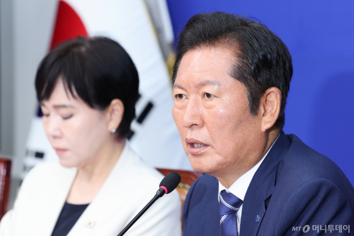 재해재난특위 관련 브리핑 중인 윤건영