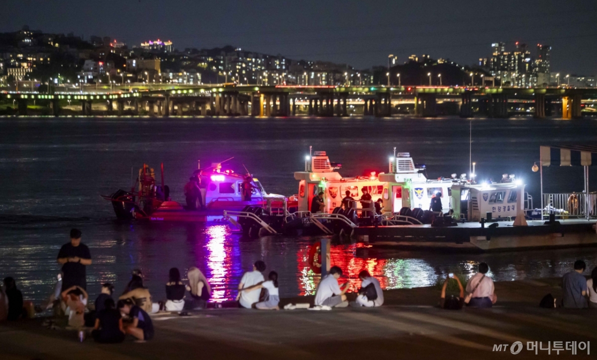 "어떡해, 사람 있는데" 한강 요트 불 활활...전원 구한 영웅의 정체 - 뉴스 썸네일 이미지
