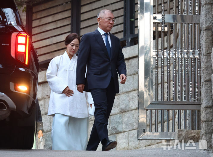 故 변중석 여사 18주기 제사…정의선 등 범현대가 한자리에