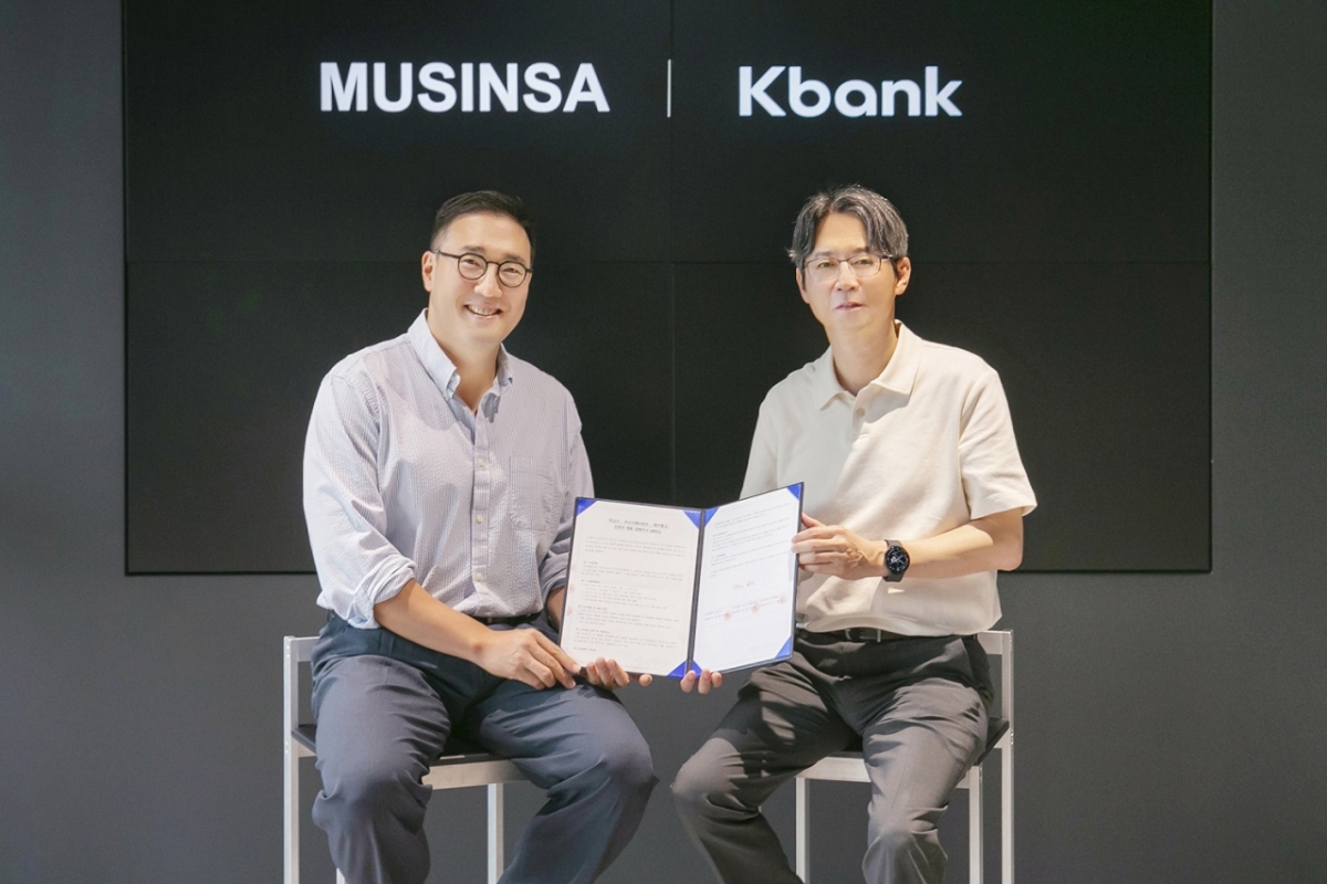 MZ세대 필수템! 무신사 전용 체크카드로 쇼핑하고 혜택까지 톡톡! 케이뱅크 콜라보