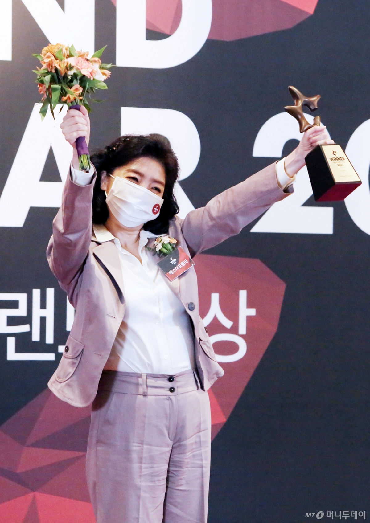 '매일먹던 비타민, 이젠 끝?' 여의사 출신 방송인 회사 이익 '8분의1' 뚝