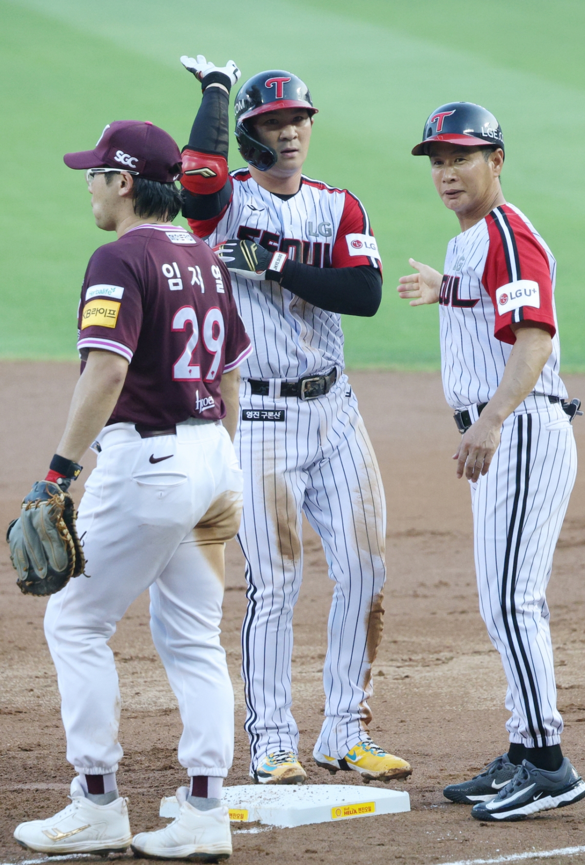 2회 동점타 직후 환영 받는 오지환