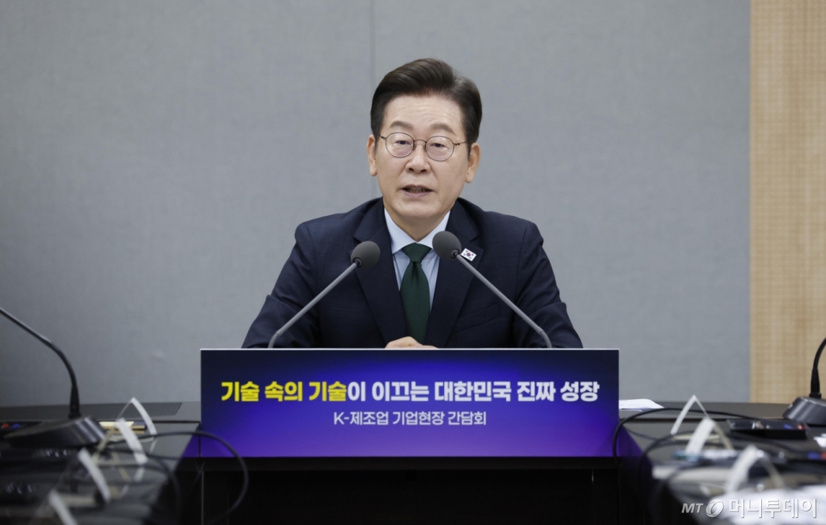 이재명 대통령, 중소기업들 만나 