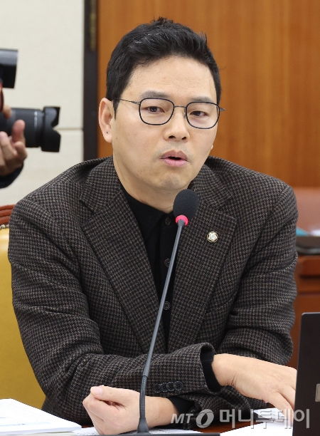 국회 질의 중인 박정훈 의원