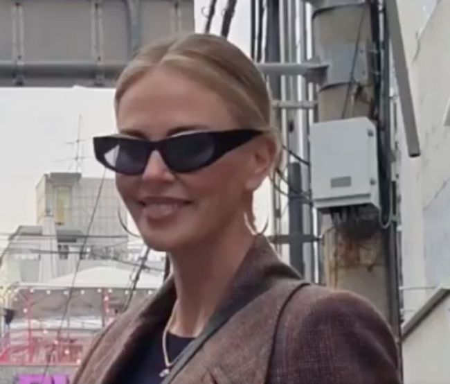 할리우드 스타 샤를리즈 테론이 홍대 거리에서 휴가를 보내는 모습이 포착됐다./사진=온라인 커뮤니티