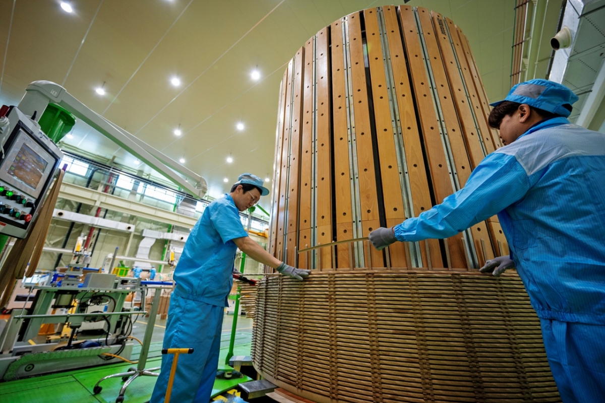 LS일렉트릭 부산 사업장에서 작업자가 초고압 변압기 권선 공정을 진행하고 있는 모습/사진제공=LS일렉트릭