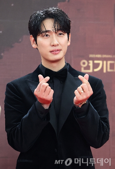 윤박, 결혼 2년 4개월 만 득남…