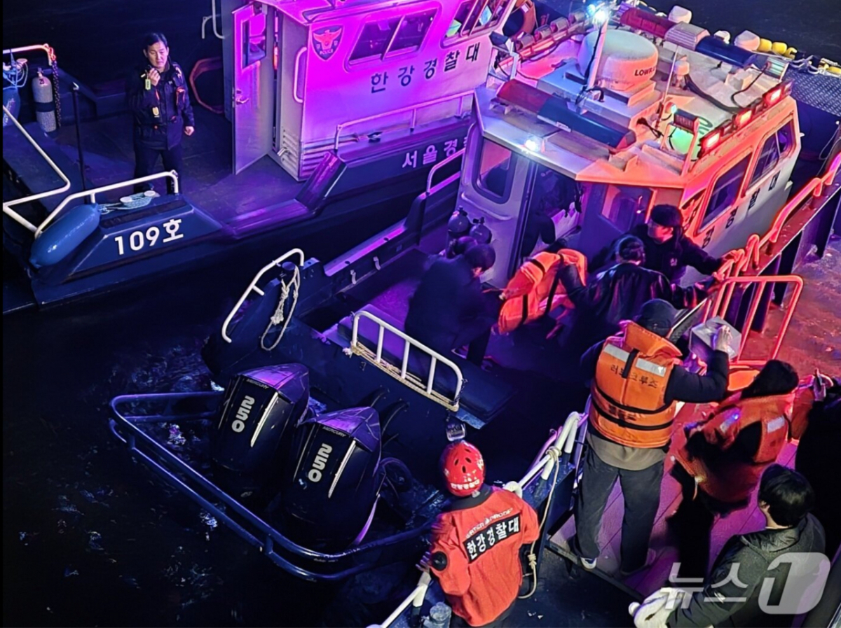28일 오후 서울 한강 반포대교 인근에서 운항 중이던 유람선이 바닥에 걸려 멈춰 소방당국이 승객들을 구조하고 있다.